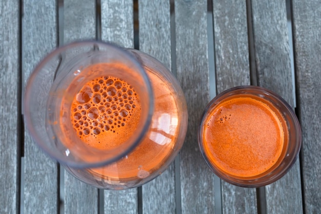 Jugo de zanahoria recién licuado. Desayuno saludable.