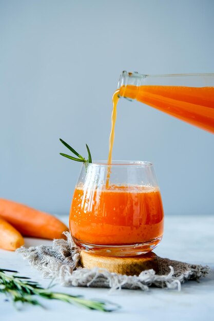 Jugo de zanahoria en un vaso de vidrio Jugo de zanahoria fresco Jugo de naranja y zanahoria Jugo de vegetales