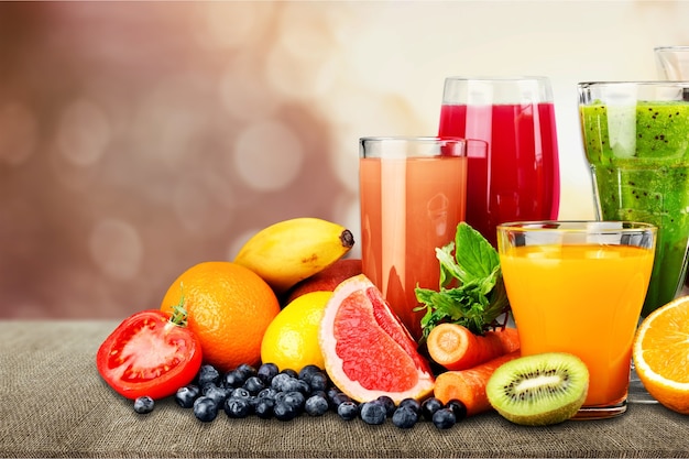 Foto jugos y frutas sabrosas con vitaminas