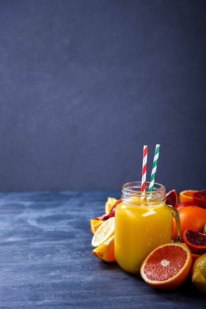 Jugos de Naranja Fresca y Cítricos. Bebida de fiesta de verano.