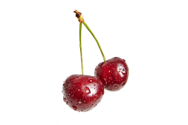 Jugosa cereza roja con gotas de agua