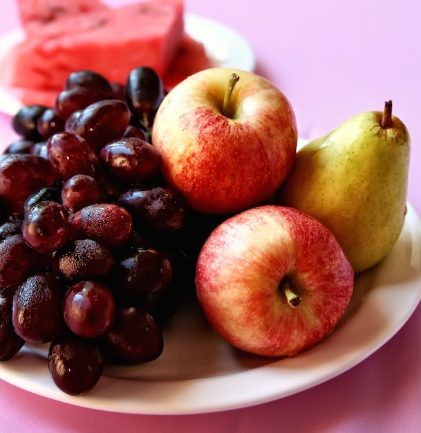 Jugosa fruta fresca en un plato