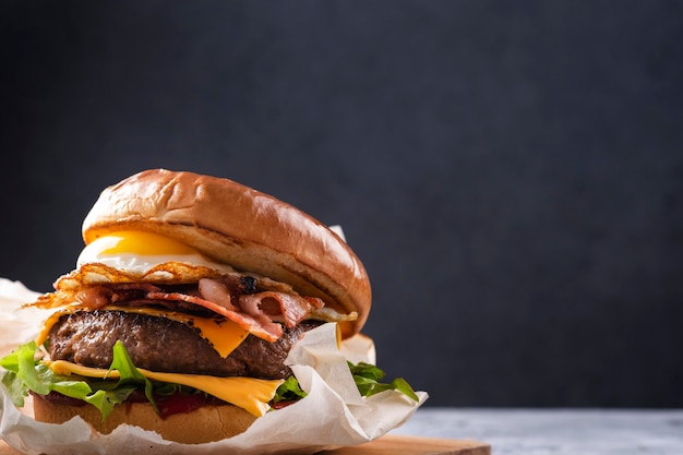 Jugosa hamburguesa con huevo frito y tocino