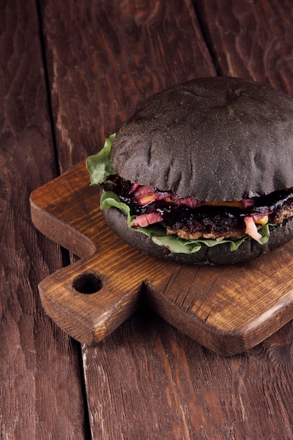 Jugosa hamburguesa sobre un fondo de madera