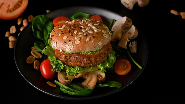 Jugosa hamburguesa vegana chuleta a la parrilla con pan de hamburguesa saludable y verduras frescas Alimentos a base de plantas