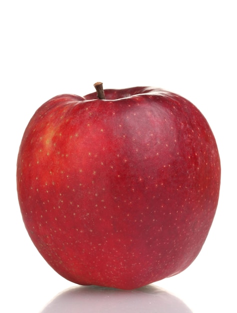 Jugosa manzana roja aislada en blanco