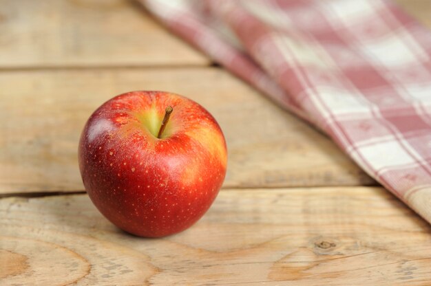 Jugosa manzana roja sobre fondo de madera