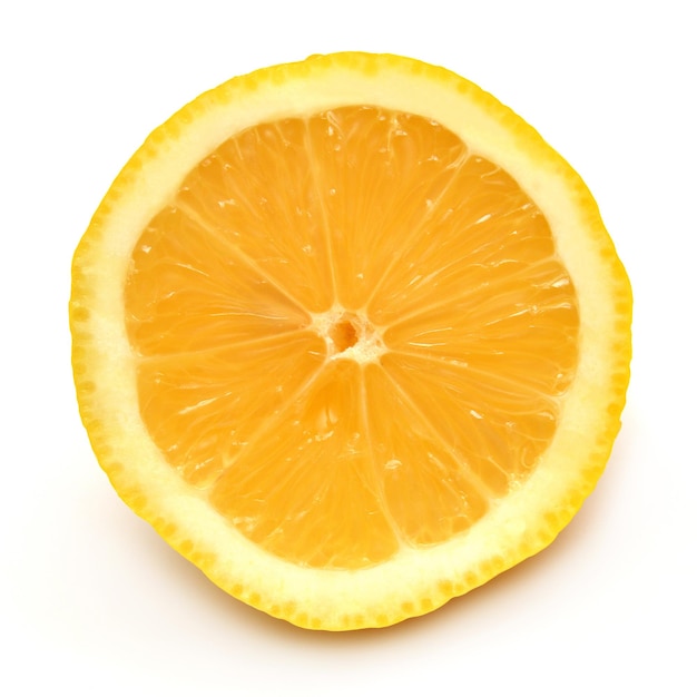Jugosa mitad de un limón aislado sobre un fondo blanco.