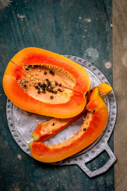 Jugosa papaya en una bandeja