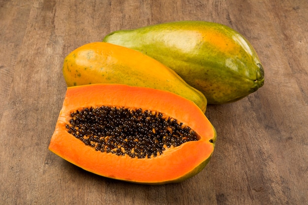 Foto jugosa papaya tropical mamao fruta fresca cortada con semillas en brazilian. frutas frescas