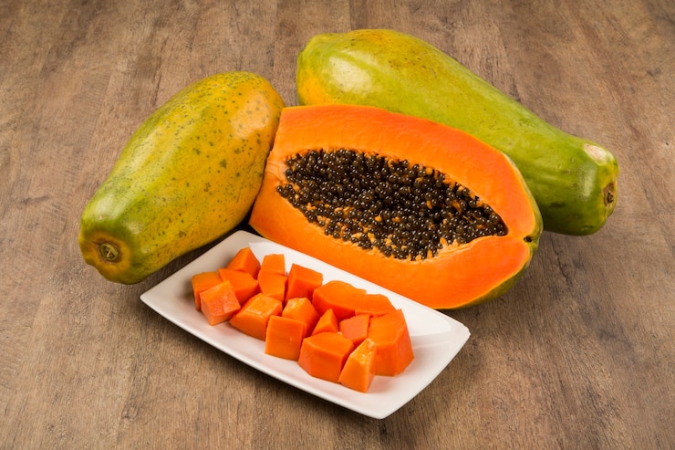 Foto jugosa papaya tropical mamao fruta fresca cortada con semillas en brazilian. frutas frescas