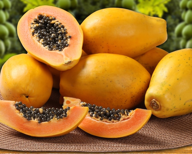 Foto jugosa papaya tropical mamao fruta fresca cortada con semillas en brazilian. frutas frescas