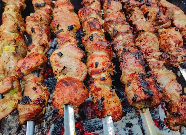 Jugosas brochetas fritas crudas y preparadas carne ternera cerdo ternera en cuarentena de la naturaleza