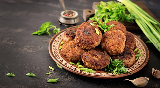 Jugosas chuletas de carne deliciosas en una mesa oscura