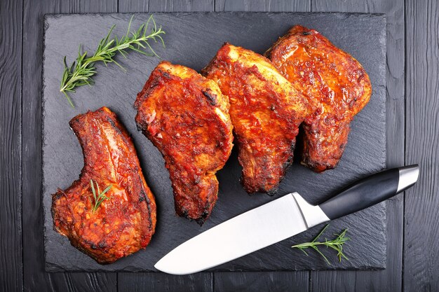 Jugosas chuletas de cerdo tiernas asadas en una bandeja para hornear