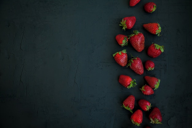 Jugosas fresas en negro