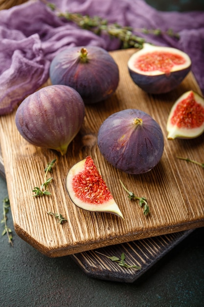 Jugosas frutas frescas de higo en tabla de cortar de madera