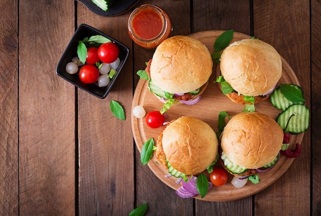 Jugosas hamburguesas de pollo picantes al estilo asiático - sandwich