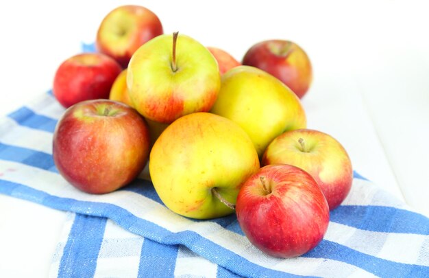 Jugosas manzanas aisladas en blanco