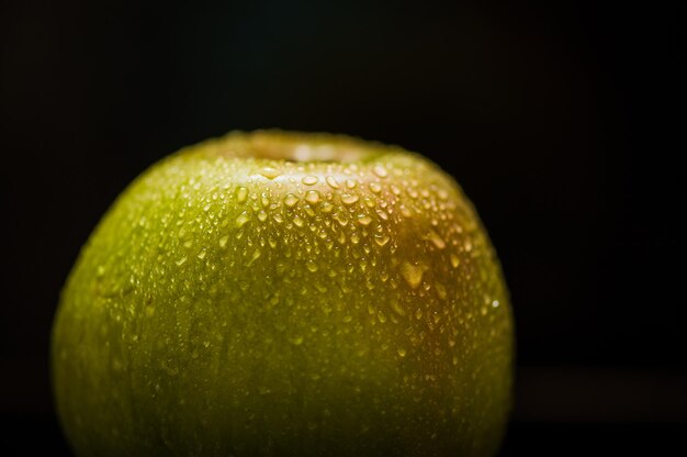 Jugosas manzanas amarillas frescas con gotas de agua en una navaja para cortar manzanas