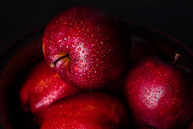 Jugosas manzanas rojas frescas con gotas de agua