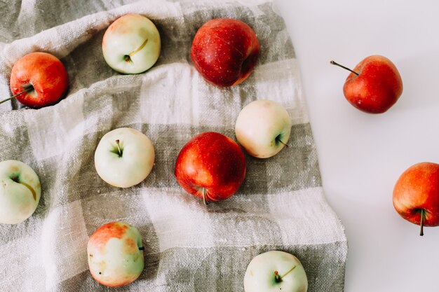 Jugosas manzanas rojas frescas en la vista superior de la mesa