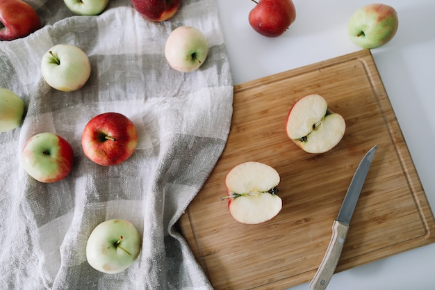 Jugosas manzanas rojas frescas en la vista superior de la mesa