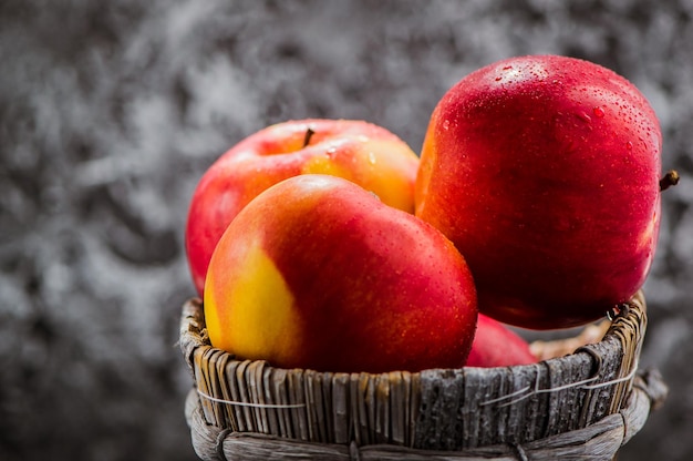 Jugosas manzanas rojas frescas