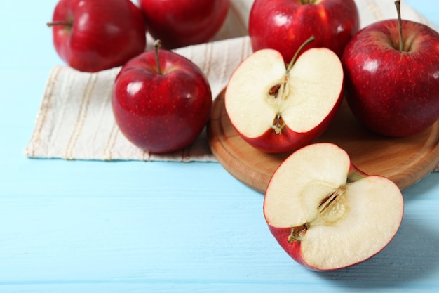 Jugosas manzanas rojas maduras sobre la mesa