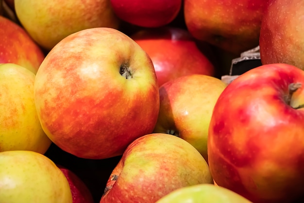 Jugosas manzanas rojas en un mercado de granjeros. Las frutas maduras se cierran para arriba.