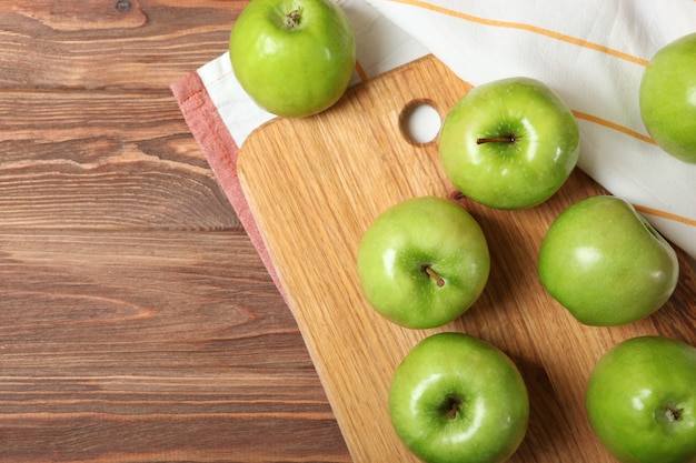 Jugosas manzanas verdes en una mesa de madera