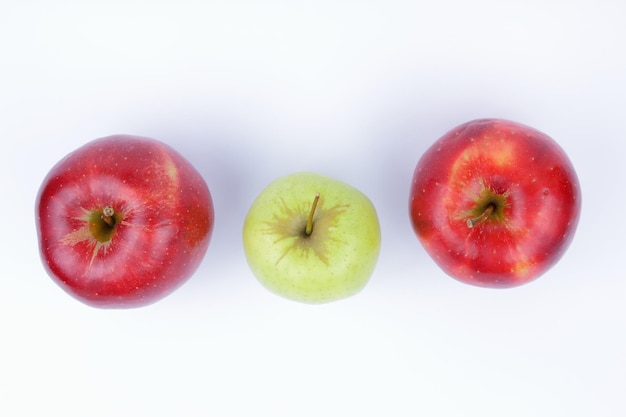 Jugosas manzanas verdes y rojas enteras dulces aisladas sobre fondo blanco Concepto de comida saludable Primer plano de una fruta verde