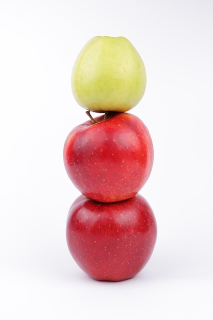 Jugosas manzanas verdes y rojas enteras dulces aisladas sobre fondo blanco Concepto de comida saludable Primer plano de una fruta verde