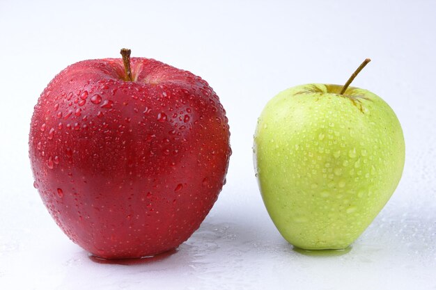 Jugosas manzanas verdes y rojas enteras dulces aisladas sobre fondo blanco Concepto de comida saludable Primer plano de una fruta verde