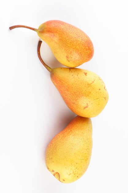 Jugosas peras naranjas frescas maduras hermosas aisladas sobre fondo blanco Primer plano de peras sobre un fondo blanco