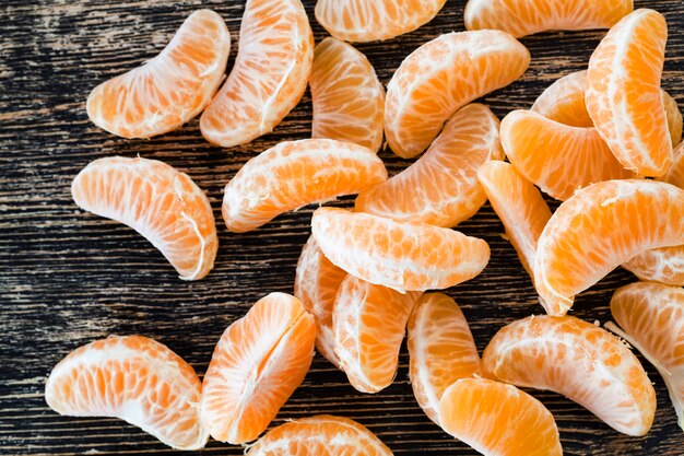 Jugosas rebanadas frescas de naranjas frescas maduras y dulces en la mesa, primer plano de frutas cítricas
