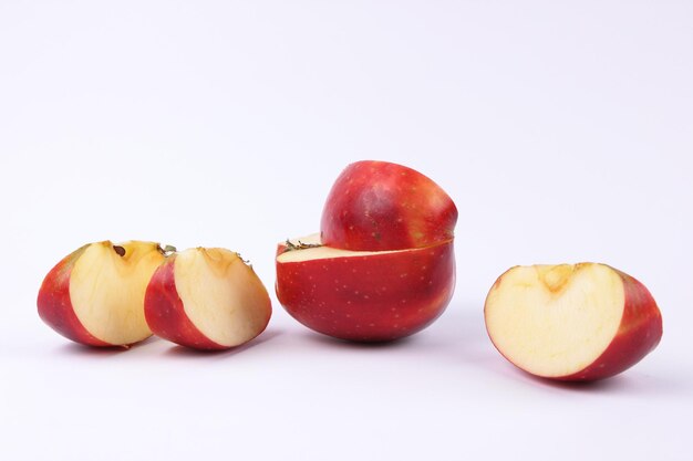 Jugosas rodajas de manzana roja dulce sobre un fondo claro Concepto de comida saludable Primer plano de una fruta roja