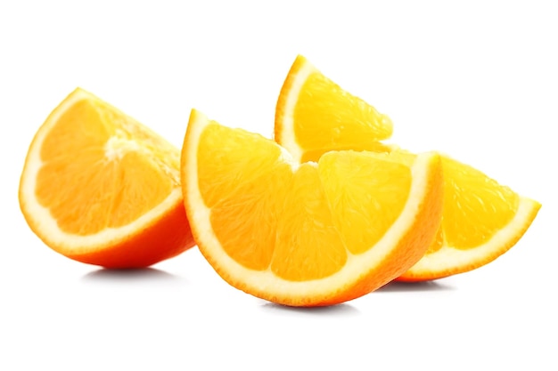 Jugosas rodajas de naranja aisladas en blanco