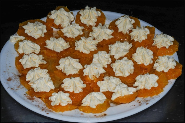 Jugosas rodajas de naranja con sabor a azúcar y canela y queso fresco