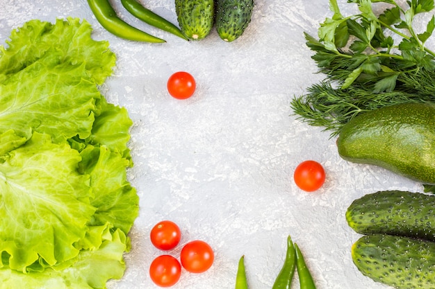 Jugosas verduras y tomates cherry en gris