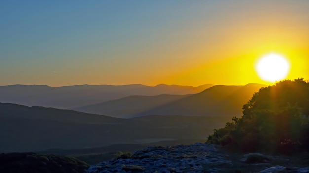 Jugoso amanecer en las montañas