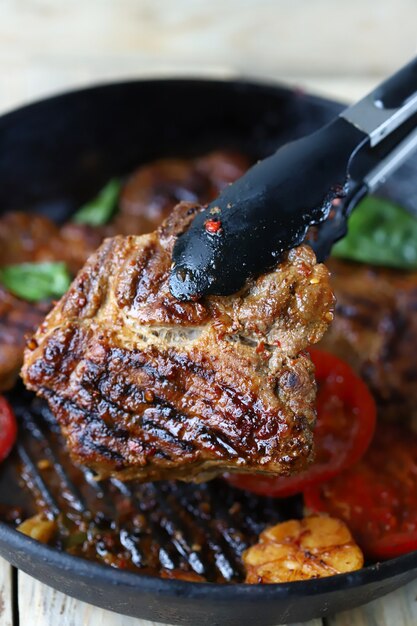 Jugoso bistec a la parrilla apetitoso