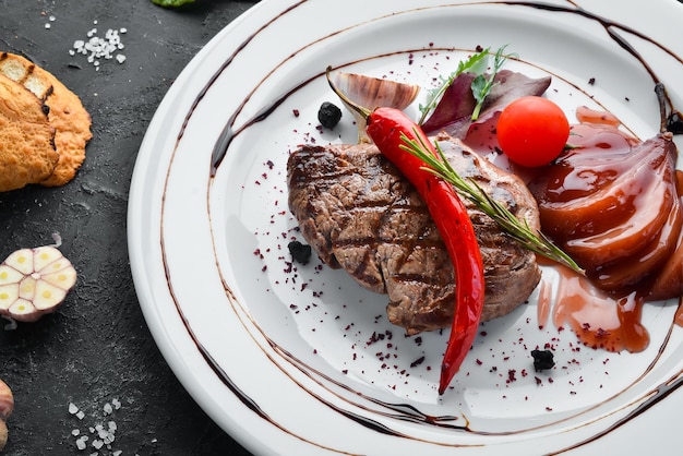 Jugoso bistec de ternera con ají y pera en un plato Vista superior Espacio de copia libre