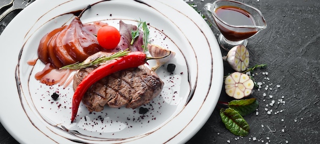 Jugoso bistec de ternera con ají y pera en un plato Vista superior Espacio de copia libre