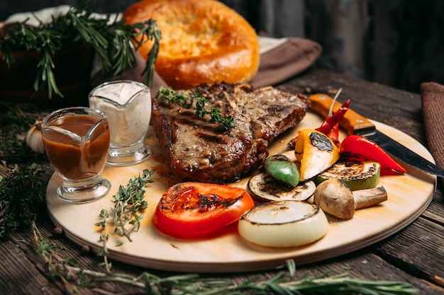 Jugoso bistec con verduras a la parrilla a bordo