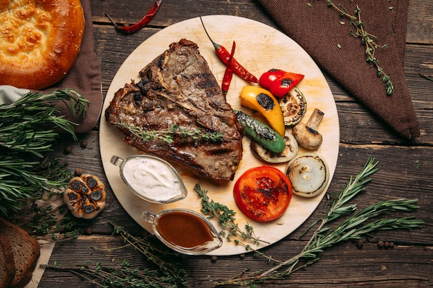 Jugoso filete de res con verduras a la parrilla