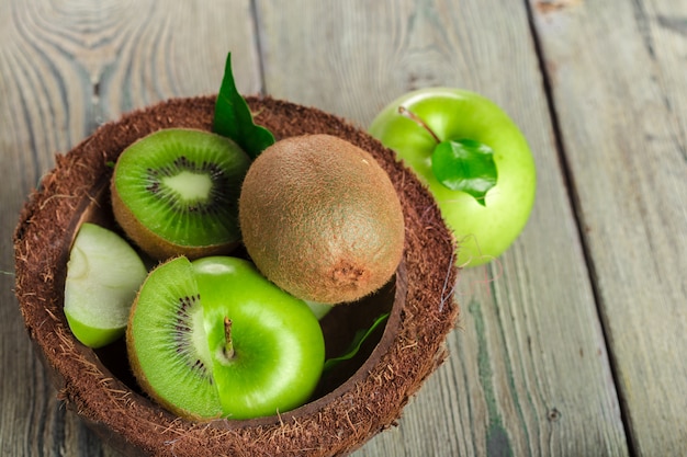 Jugoso kiwi en mesa de madera