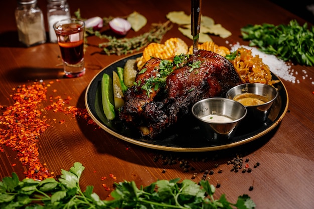 Un jugoso trozo de carne frita se encuentra en una tabla de cortar contra una mesa de madera.