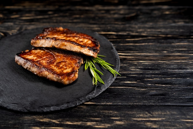 Foto un jugoso trozo de carne frita