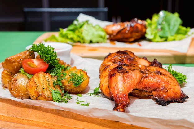 Jugosos cuartos de pierna de pollo BBQ con papas fritas